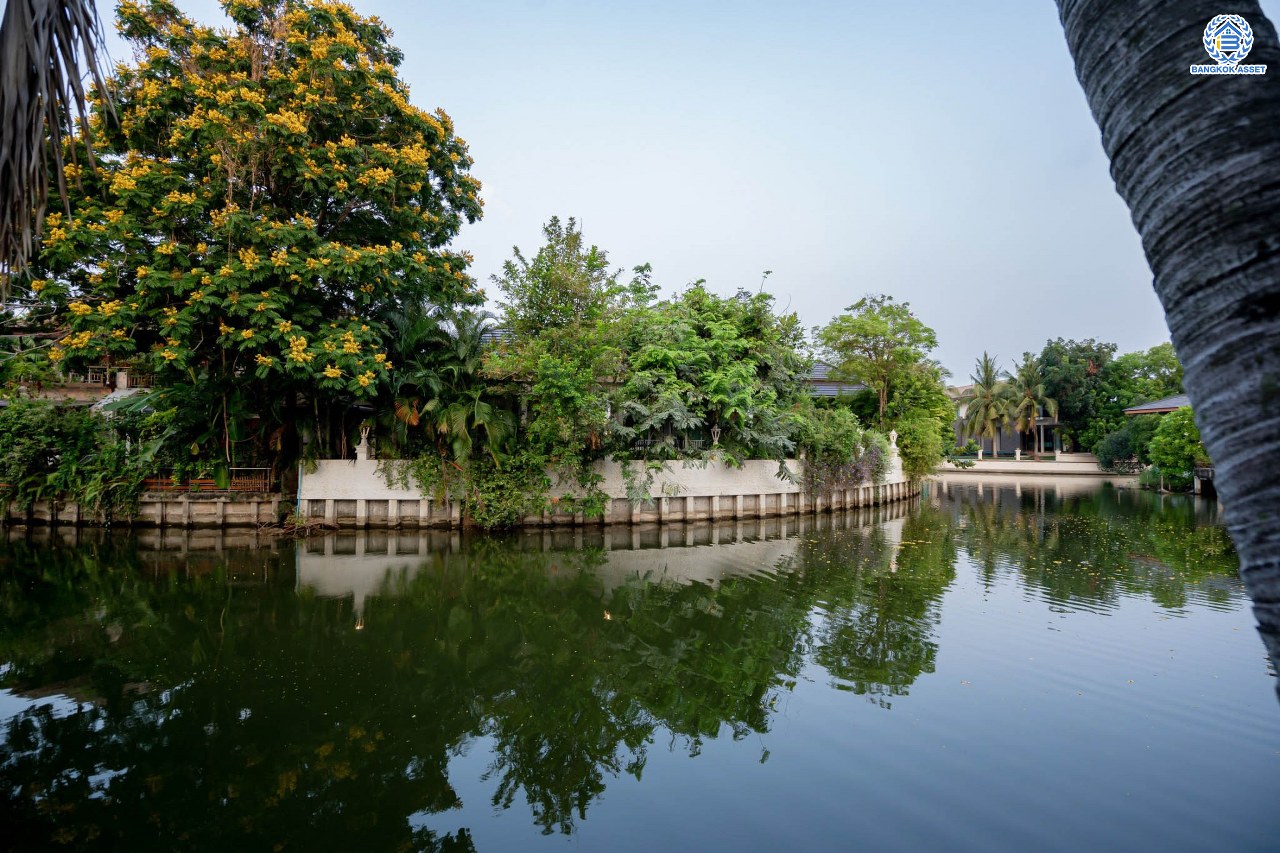 บ้านมือสองตกแต่งใหม่ โครงการ กฤษดานคร20 ปิ่นเกล้า-บรมราชชนนี บ้านหลังมุม ติดทะเลสาบ บนเนื้อที่กว้างมากถึง 238 ตร.ว. ตกแต่งด้วยวัสดุเกรดพรีเมี่ยม ฟังก์ชัน 5 ห้องนอน 6 ห้องน้ำ 1 ห้องอเนกประสงค์ 4 ที่จอดรถ พร้อมทั้งเปลี่ยนระบบไฟฟ้า สุขาภิบาล ทำเลศักยภาพ ติดถนนบรมราชชนนี ใกล้มหาวิทยาลัยมหิดล และเพียง 10 นาทีถึงเซ็นทรัล ปิ่นเกล้า